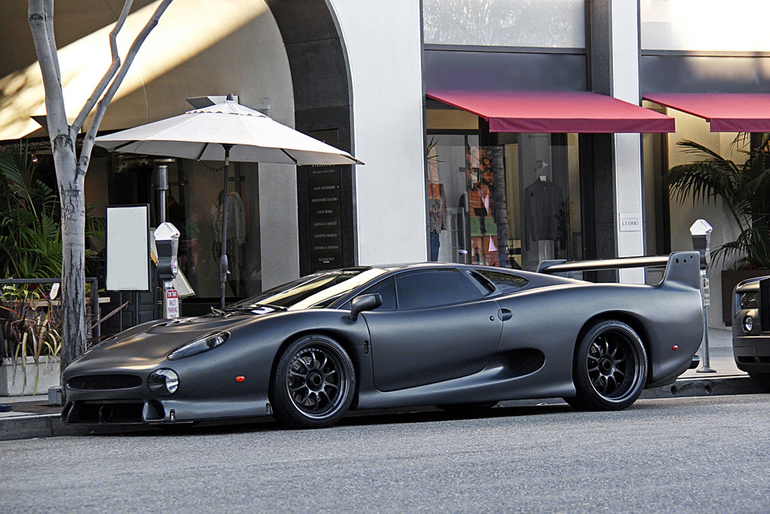 H Jaguar XJ 220 κατασκευάστηκε από το 1991 έως το 1994. Ο κινητήρας V6 των 3.5 λίτρων αποδίδει 549 ίππους. Η τελική ταχύτητα αγγίζει τα 343 χλμ./ώρα, ενώ το 0-100 επιτυγχάνεται σε 3.7 δευτερόλεπτα. Παράχθηκε σε μόλις 271 μονάδες. Δεν υπάρχει καμία στην Ελλάδα...