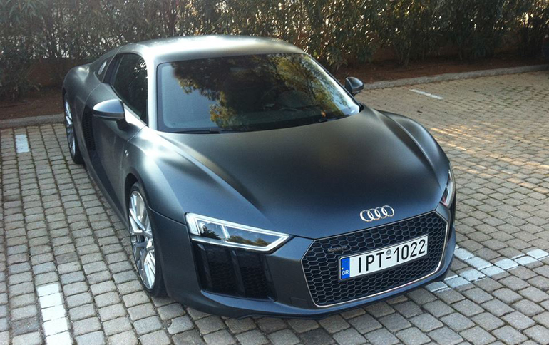 Η δυνατότητα ακόμα και δοκιμής του R8 ή κορυφαίων εκδόσεων μοντέλων της Audi είναι σίγουρα premium εξυπηρέτηση...