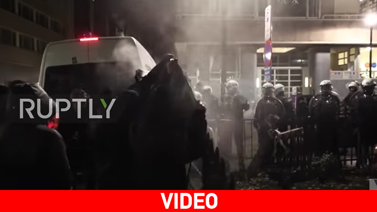 Βρυξέλλες: Διαδηλωτές συγκρούονται με την αστυνομία έξω από τα γραφεία της Χρυσής Αυγής