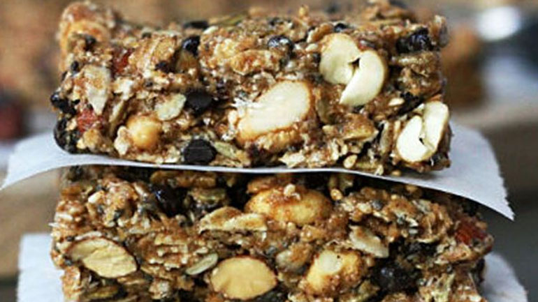 Μπάρες βρώμης με αμύγδαλα και σοκολάτα