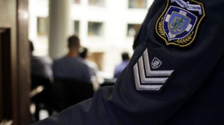 Συνελήφθη αρχιφύλακας της ΕΛΑΣ που έκρυβε στο σπίτι «μίνι» οπλοστάσιο