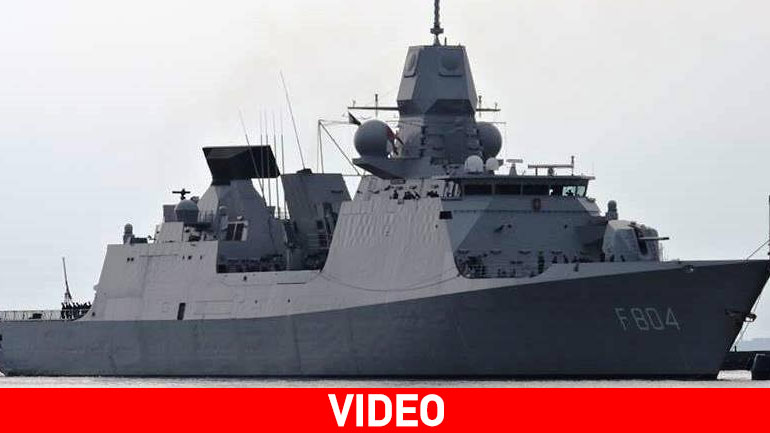 Η νέα ναυαρχίδα της SNMG2 στο λιμάνι του Πειραιά