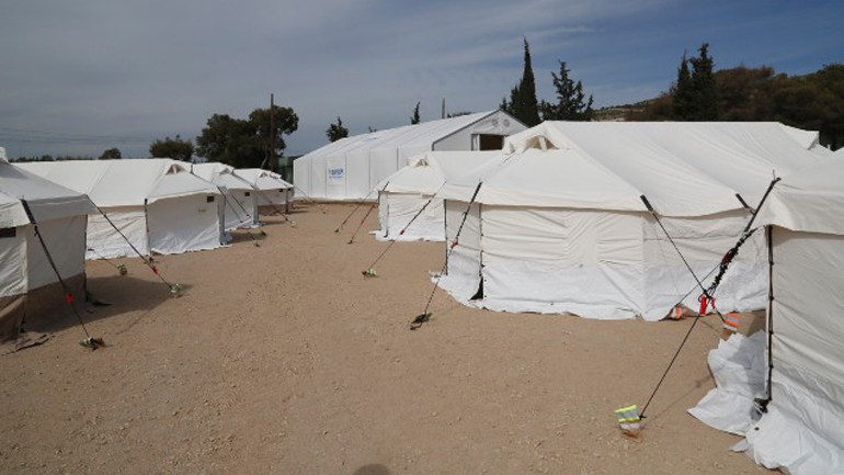 Πυρκαγιά στο hot spot στα Οινόφυτα