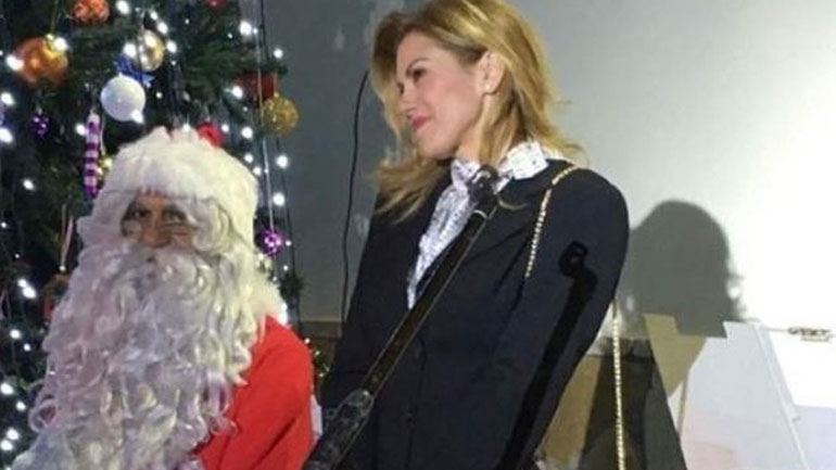 Ευγενία Μανωλίδου: Φωταγώγησε το πιο εντυπωσιακό χριστουγεννιάτικο δέντρο