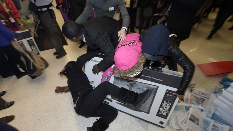 Οι Βρετανοί στρέφονται στις ιντερνετικές αγορές για τις προσφορές της Black Friday