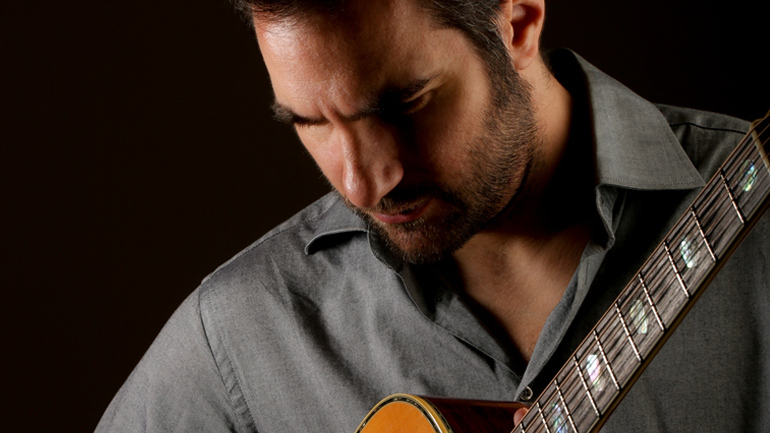 Ο Ηλίας Ζούτσος στη μουσική σκηνή Σφίγγα