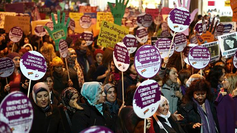 Μεγάλη διαδήλωση στην Κωνσταντινούπολη για την εξάλειψη της βίας κατά των γυναικών