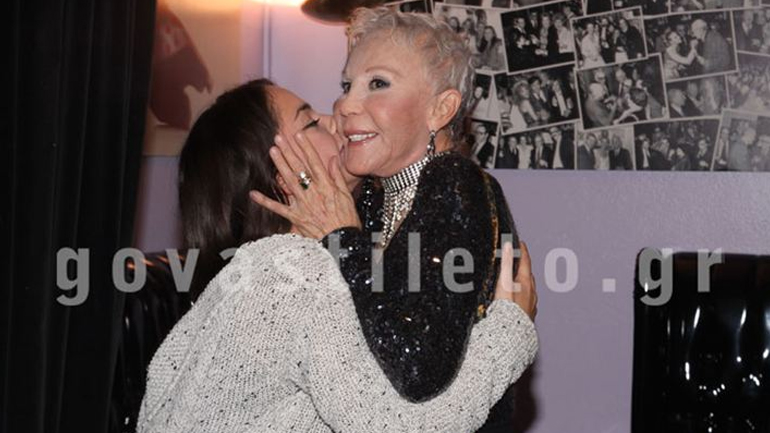 Zωή Λάσκαρη: Τα γλυκιά φιλιά από την εγγονή της στην πρεμιέρα της!