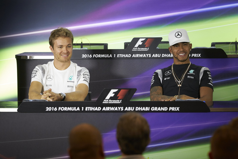 Nico Rosberg (αριστερά) και Lewis Hamilton. Ένας από τους δύο το απόγευμα της Κυριακής θα είναι ο νέος παγκόσμιος πρωταθλητής στην Formula 1...
