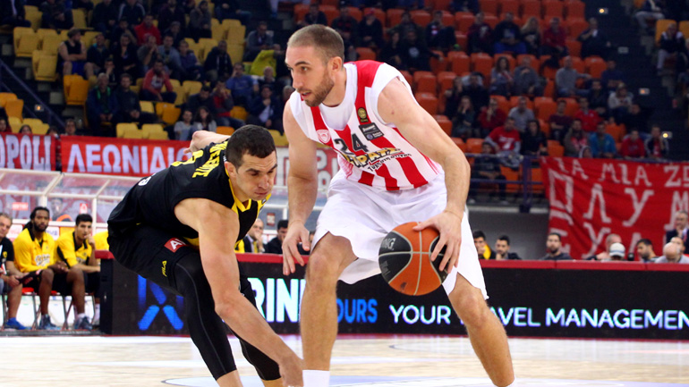 Μόνος πρώτος ο Ολυμπιακός, 78-67 την ΑΕΚ
