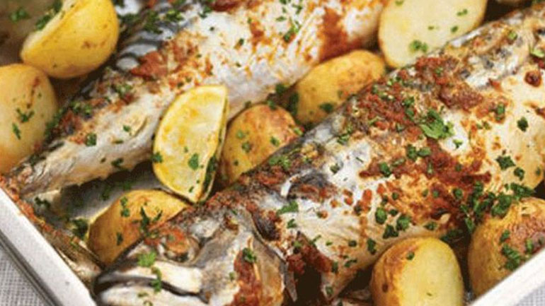 Κολιοί στο φούρνο με πατάτες