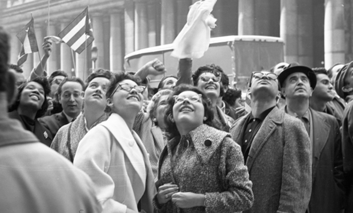 Αμερικανοί πολίτες περιμένουν να εμφανιστεί στο μπαλκόνι του ξενοδοχείου όπου διαμένει ο Φιντέλ Κάστρο