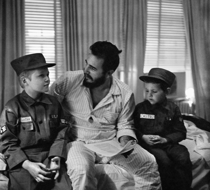 Στο ξενοδοχείο με δύο μικρά παιδιά, ντυμένα με στρατιωτικές στολές της Κούβας