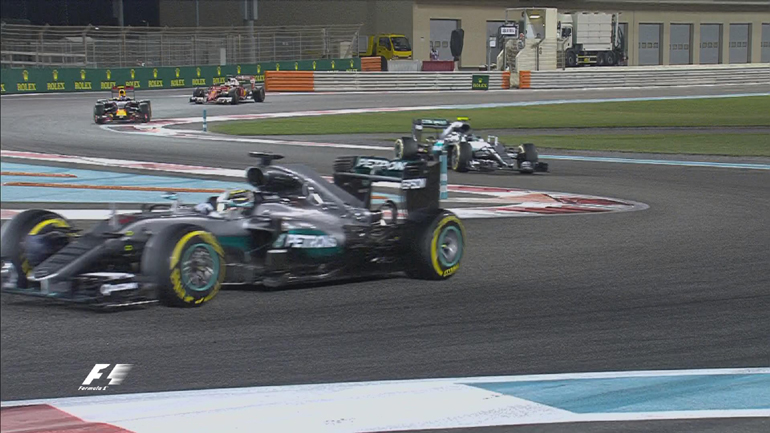 Στις θέσεις 1-2 τερμάτισαν τα Mercedes αλλά ο τίτλος πήγε στα χέρια του Rosberg παρά το γεγονός ότι, νικητής αναδείχτηκε ο Hamilton...