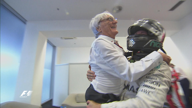 Από τη χαρά του ο Nico Rosberg πήρε αγκαλιά ακόμα και τον Bernie Ecclestone