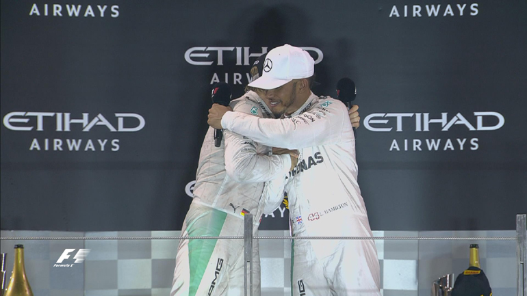 Οι δύο πιλότοι της Mercedes αγκαλιά στο βάθρο...