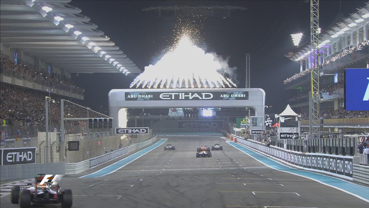 Η καρό σημαία πέφτει και τα πανηγύρια για τον Rosberg αρχίζουν...