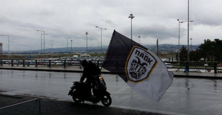 Παντού με το scooter και τη σημαία της αγαπημένης του ομάδας!