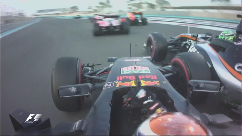 Η επαφή του Verstappen λίγο μετά την εκκίνηση που τον έστειλε στην τελευταία θέση (από την 6η)