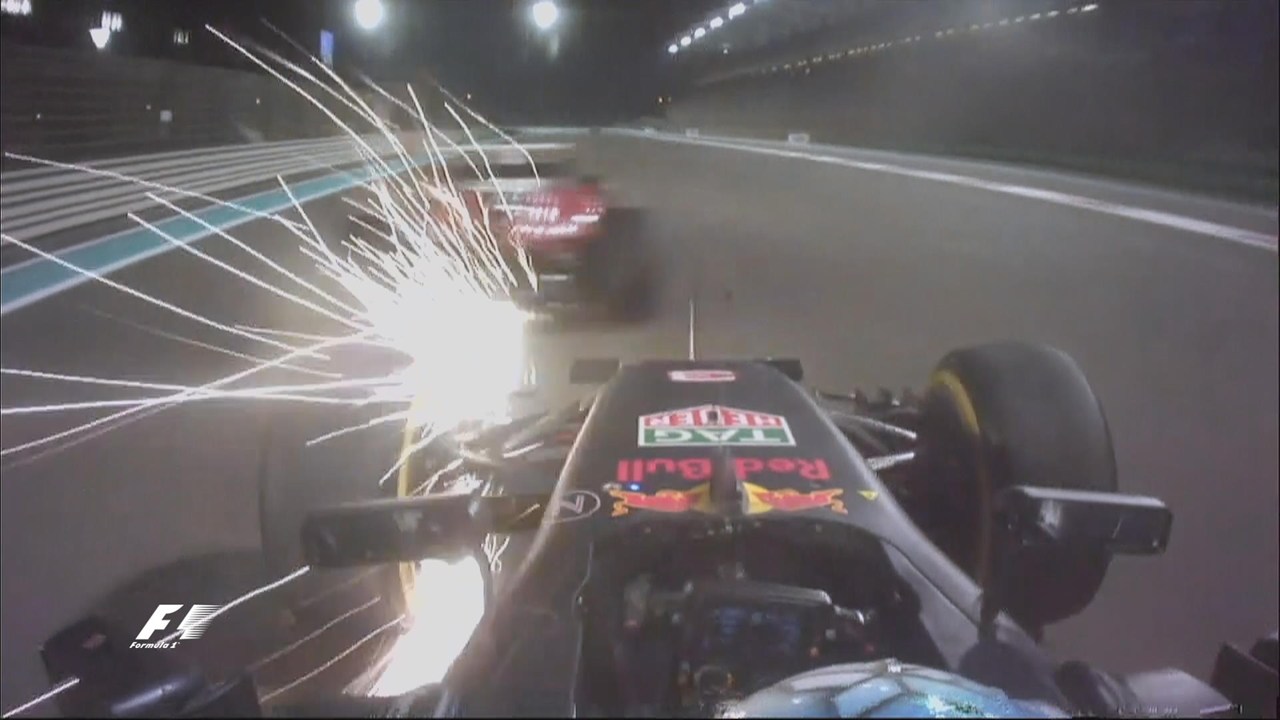 O Vettel προσπερνά εντυπωσιακά τον Ricciardo λίγους γύρους πριν το πέσιμο της καρό σημαίας...