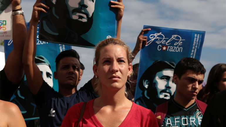 Εκατοντάδες φοιτητές στο πανεπιστήμιο της Αβάνας απέτισαν φόρο τιμής στον Κάστρο