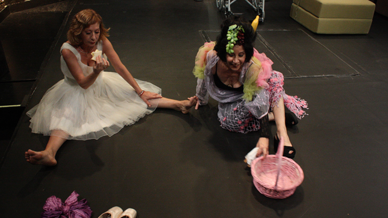 Τελευταίες παραστάσεις για τις «τσούχτρες» του Don Nigro στο θέατρο «Αγγέλων Βήμα»