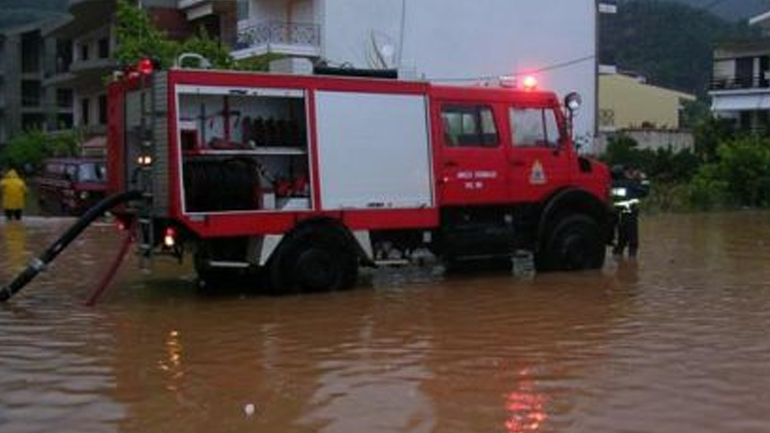 Απεγκλωβισμός τριών ατόμων από Ι.Χ. στο Μενίδι