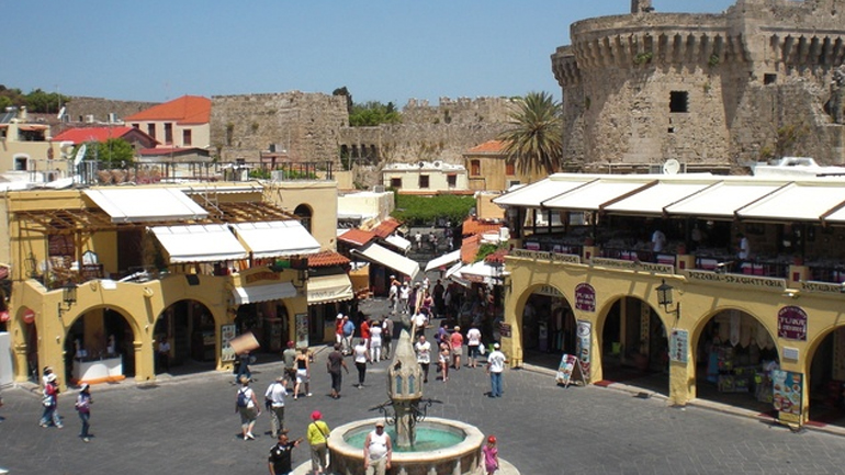 Τουρισμός: «Τρέχουν» οι προκρατήσεις για τη Ρόδο και την Κω