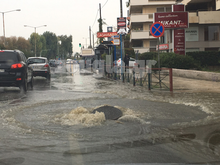 Πλημμυρισμένο φρεάτιο προκαλεί πλημμύρα και μποτιλιάρισμα στην παραλιακή, στο ύψος του Καλαμακίου