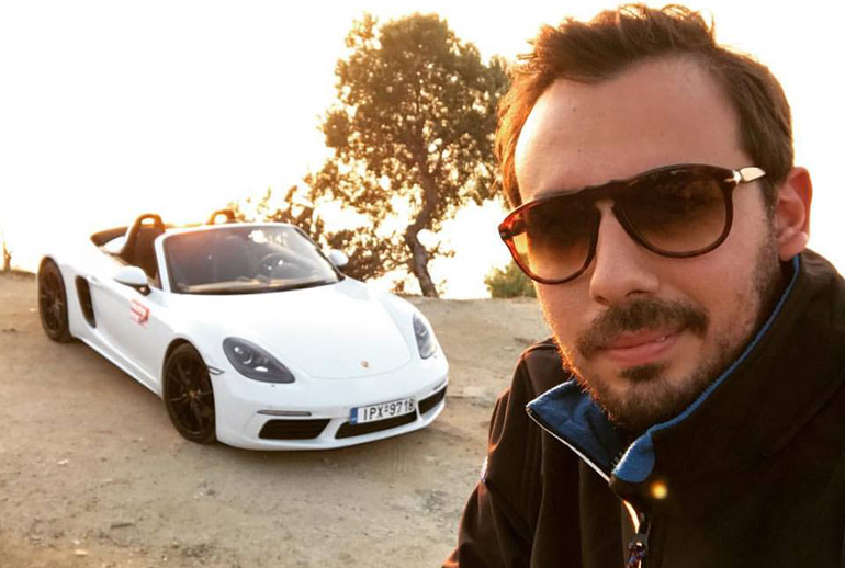 Ο Βαγγέλης Παμπούκης του Auto Moto Βορείου Ελλάδος και στο βάθος η νέα Porsche Boxster...