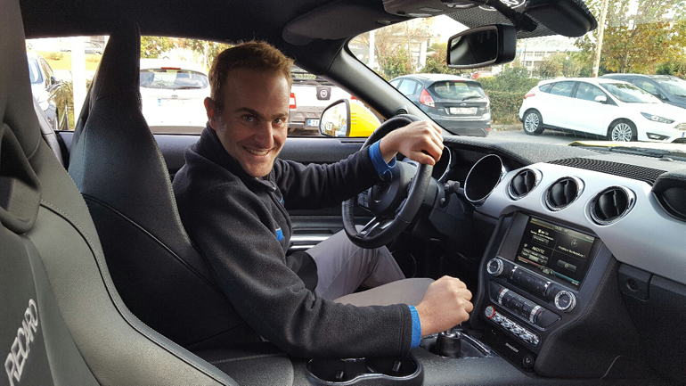 Να πηγαίνεις να παραλάβεις αυτοκίνητο και να μην βλέπεις κακομούτσουνους ανθρώπους... Αξία, ανεκτίμητη! Στην φωτογραφία ο Αντώνης Γεωργαλάς της Ford και κάτω ο Νίκος Μπερτζελέτος του Fiat Group...