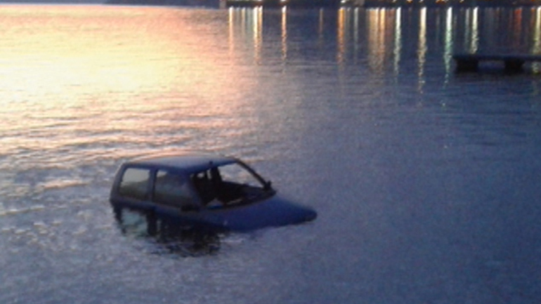 Αχίλλειο: Σώθηκαν οι επιβάτες Ι.Χ. που έπεσε στη θάλασσα