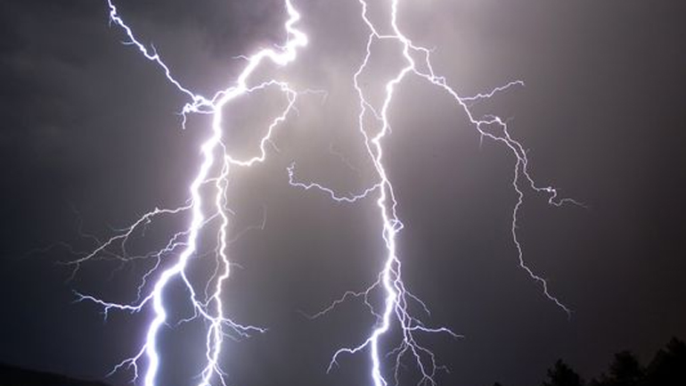 Κεραυνός χτύπησε τα Λατομεία του Αράξου – Χωρίς ρεύμα οι εγκαταστάσεις