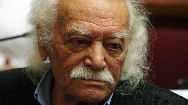 Ο Μανώλης Γλέζος αποχαιρετά τον Φιντέλ