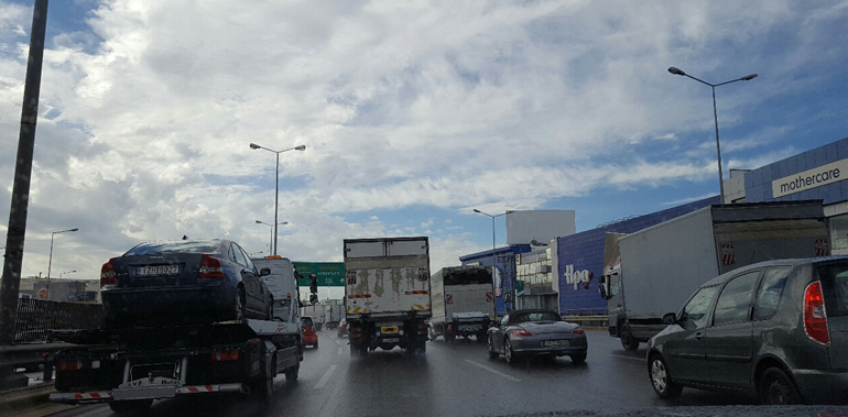 Εδώ φορτηγό, εκεί... φορτηγό, σε κάθε λωρίδα και από ένα... φορτηγό!!!