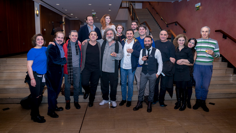 Tο ξέφρενο γέλιο των θεατών απογείωσε την πρεμιέρα της παράστασης «Ψύλλοι στα αυτιά» στο Βασιλικό Θέατρο