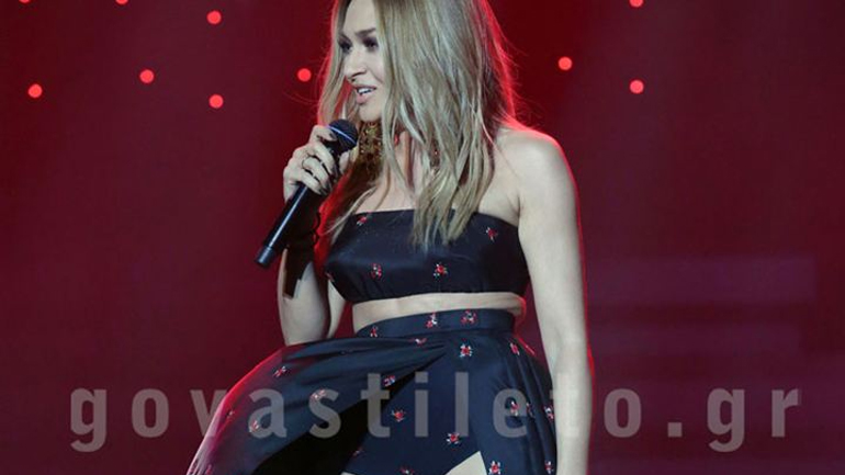 Αποστολία Ζώη: Η εκρηκτική εμφάνιση on stage στην πρεμιέρα της