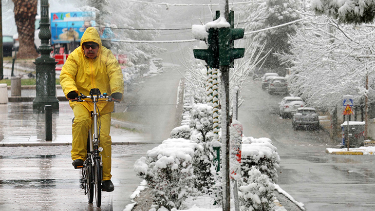 Σε κλοιό χιονιά η μισή Ελλάδα