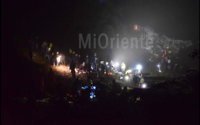 Διασώστες αναζητούν επιζώντες