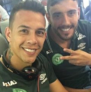 Φωτογραφία των Marcos Danilo και Alan Ruschel μέσα από το μοιραίο αεροπλάνο