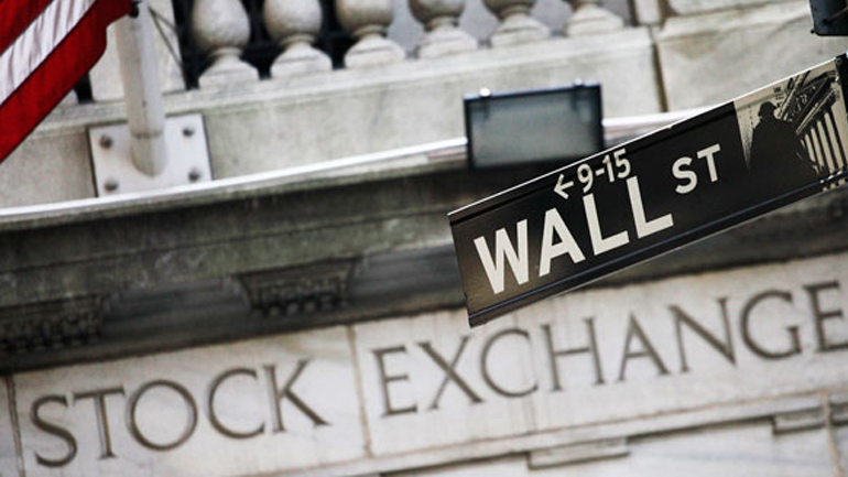 Συγκρατημένες απώλειες στη Wall Street