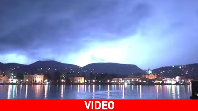 Οι κεραυνοί σκίζουν τους ουρανούς της Μυτιλήνης