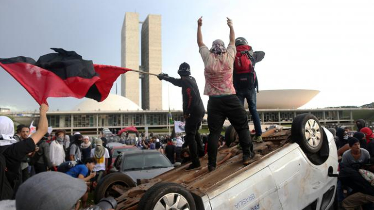 Βραζιλία: Επεισόδια μεταξύ διαδηλωτών και αστυνομίας έξω από το Κογκρέσο