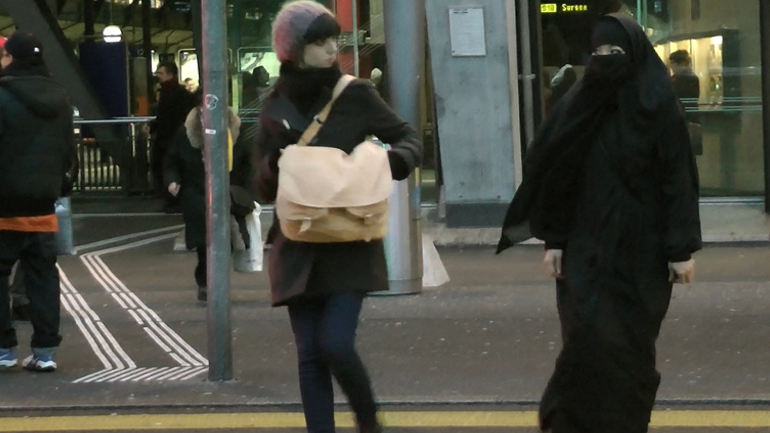 Oλλανδία: Εγκρίθηκε η μερική απαγόρευση της μπούρκας και του νικάμπ σε δημόσιους χώρους