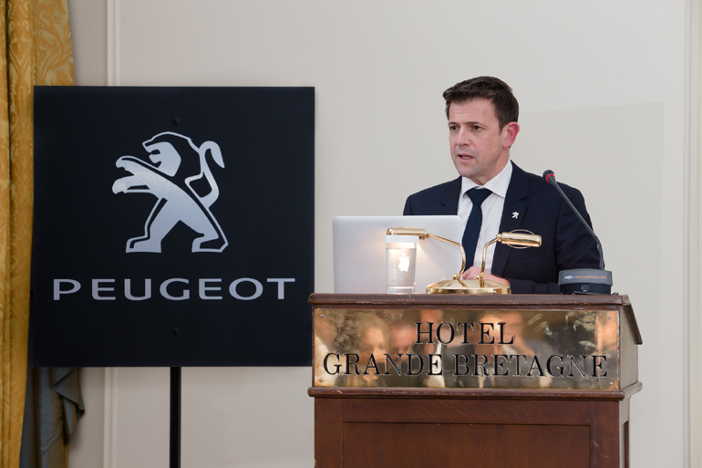 O διευθυντής Marketing Μάνος Εμμανουήλ έχει θέμα με την... τελειότητα.