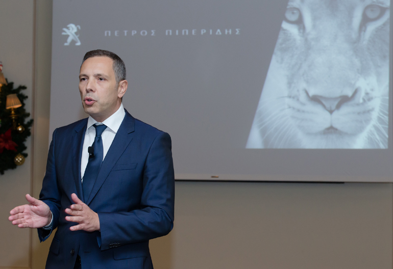 Πώληση και ταυτόχρονα φουλ... εξυπηρέτηση του πελάτη. Αυτά τα δύο στοιχεία υπηρετεί με πάθος ο γενικός διευθυντής της Peugeot Πέτρος Πιπερίδης...