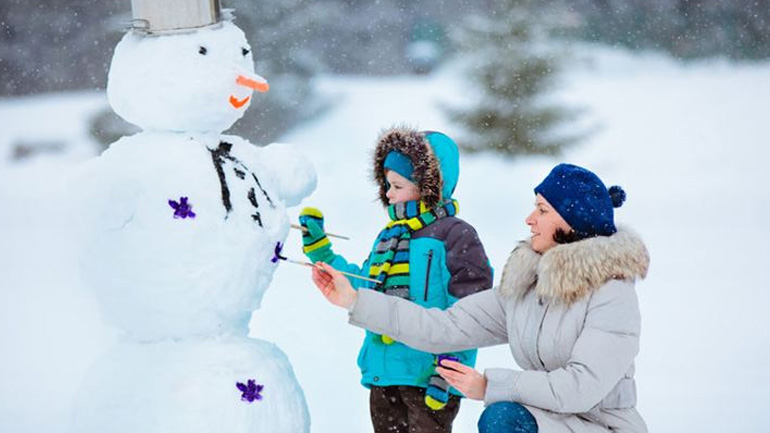 Παίξτε με τα παιδιά σας στο χιόνι!