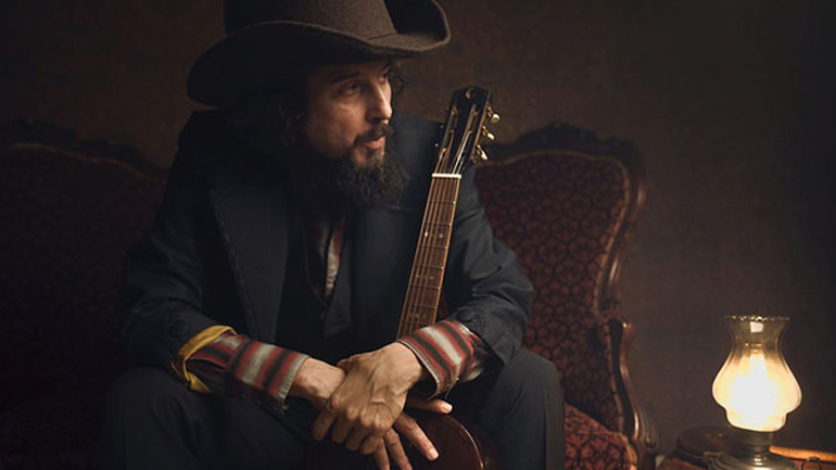 Ο ανατρεπτικός Ιταλός τροβαδούρος Vinicio Capossela στο Half Note Jazz Club