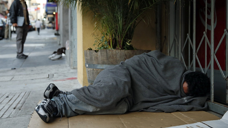 Άστεγος προσπάθησε να συλληφθεί για να σωθεί από το κρύο!