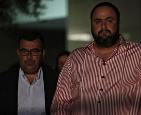 Κουρτάκης-Μαρινάκης έξω από το κτήριο της Γενικής Γραμματείας Ενημέρωσης όπου έγινε ο διαγωνισμός για τα κανάλια